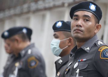 Detenidos cuatro veinteañeros
españoles por robar pan y coca-cola en Tailandia Detenidos cuatro veinteañeros
españoles por robar pan y coca-cola en Tailandia