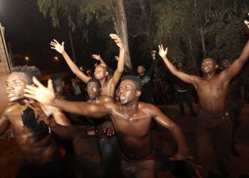 Casi 200 inmigrantes entran a la carrera en Ceuta por el paso del Tarajal