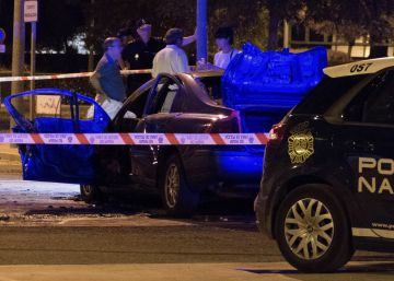 Hallado un cadáver carbonizado dentro de un coche incendiado en Sevilla Hallado un cadáver carbonizado dentro de un coche incendiado en Sevilla
