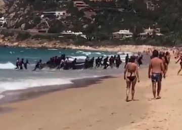 Dezenas de imigrantes desembarcam entre banhistas em praia espanhola