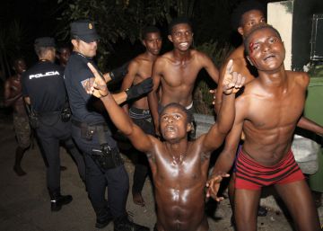 Más de 700 migrantes intentan sin éxito entrar por el paso fronterizo de Ceuta