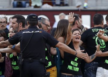 Detenidos 29 antitaurinos que saltaron al ruedo en Las Ventas