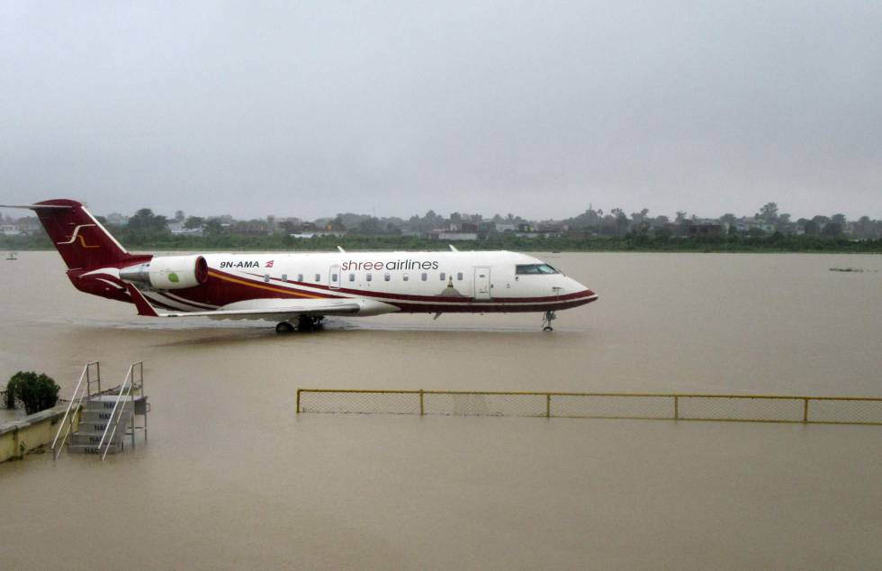 Un avión en mitad del anegado aeropuerto nepalí de de Biratnagar.