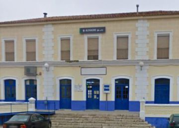 Dos muertos en un paso a nivel sin barrera al ser arrollado un coche por un mercancías