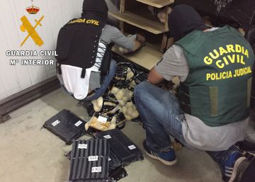 Tres detenidos con dos toneladas de hachís ocultas con sacos de patatas Tres detenidos con dos toneladas de hachís ocultas con sacos de patatas
