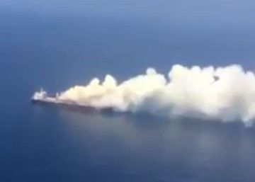 Un buque con 40.000 toneladas de fertilizante, a la deriva y en llamas cerca de Canarias Un buque con 40.000 toneladas de fertilizante, a la deriva y en llamas cerca de Canarias