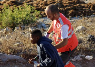 Detenidos por cobrar 5.000 euros a inmigrantes para cruzar el Estrecho en motos de agua Detenidos por cobrar 5.000 euros a inmigrantes para cruzar el Estrecho en motos de agua