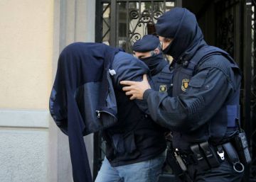 La policía custodia a un detenido en Barcelona, este año.