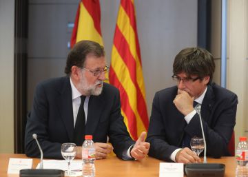 Rajoy y Puigdemont tardan 20 horas en reunirse para coordinar la respuesta a la crisis Rajoy y Puigdemont tardan 20 horas en reunirse para coordinar la respuesta a la crisis