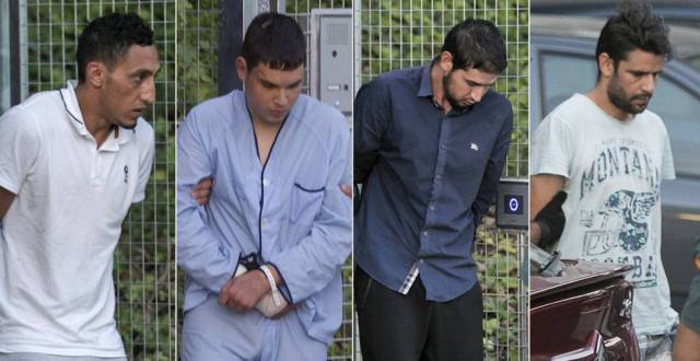 Los cuatro detenidos, camino de la Audiencia.
