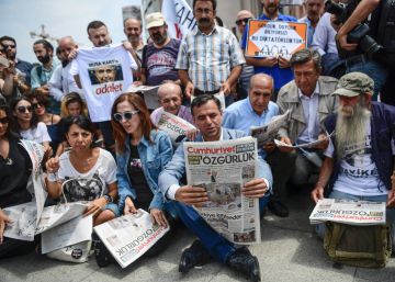 La oposición se une contra la extradición del periodista que reclama Turquía La oposición se une contra la extradición del periodista que reclama Turquía