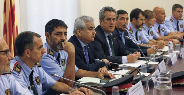 El mayor de los Mossos d'Esquadra, Josep Lluís Trapero, acompañado de Joaquim Forn en la reunión del gabinete antiterrorista.