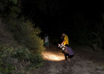 Un grupo de reporteros gráficos en el viñedo donde los Mossos abatieron a Younes Abouyaaqoub.