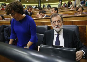 El Gobierno acusa a Puigdemont de querer construir una autocracia en Cataluña El Gobierno acusa a Puigdemont de querer construir una autocracia en Cataluña