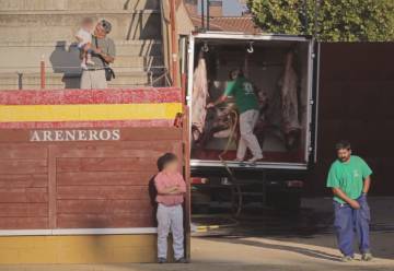 Dos niños en una plaza en un fotograma de 'Tauromaquia'.