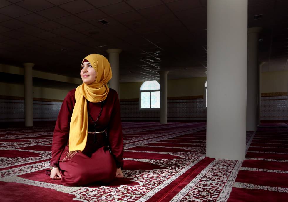 La estudiante de Traducción e Interpretación Kenza Midoun, en la mezquita de Los Alcázares (Murcia).