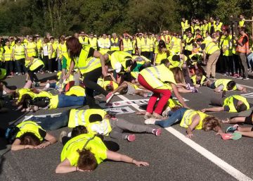 Unas 400 personas cortan la N-1 en protesta por el grave accidente de la semana pasada Unas 400 personas cortan la N-1 en protesta por el grave accidente de la semana pasada