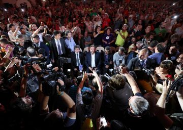 Catalan government opts for disobedience with referendum rally