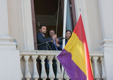 Un juez considera ilegal el izado de la bandera republicana en el Ayuntamiento de Cádiz Un juez considera ilegal el izado de la bandera republicana en el Ayuntamiento de Cádiz
