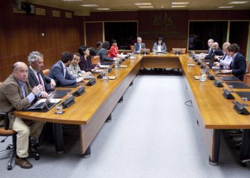 EH Bildu abandona la ponencia de autogobierno en protesta por la “acción armada” en Cataluña EH Bildu abandona la ponencia de autogobierno en protesta por la “acción armada” en Cataluña