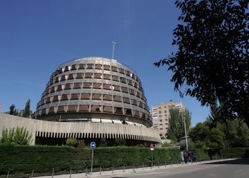 El Constitucional denuncia a Forcadell y a la Mesa del Parlament por tramitar las leyes de ruptura El Constitucional denuncia a Forcadell y a la Mesa del Parlament por tramitar las leyes de ruptura