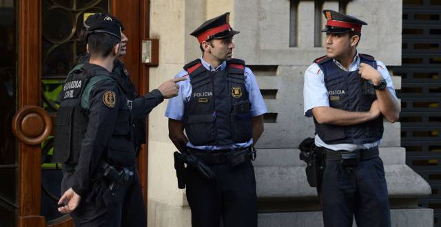 Agentes de los Mossos y la Guardia Civil durante los registros en la sede de Economía de la Generalitat.