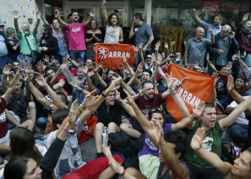 Simpatizantes de la CUP concentrados ante la sede central de la formación en Barcelona.