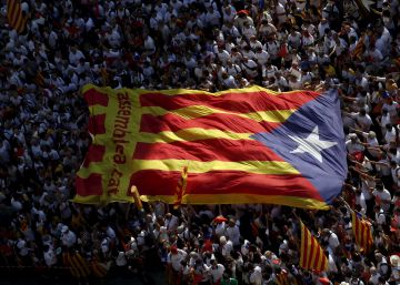 Manifestantes portan una estelada gigante en Barcelona en la Diada de 2015.