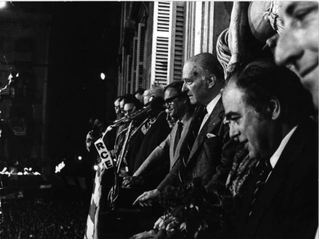 El presidente de la Generalitat, Josep Tarradellas, en el acto de bienvenida tras 38 años de exilio, junto a Jordi Pujol.