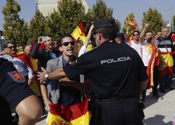 Un grup de persones increpen als assistents a l'assemblea de càrrecs públics de Podem a Saragossa