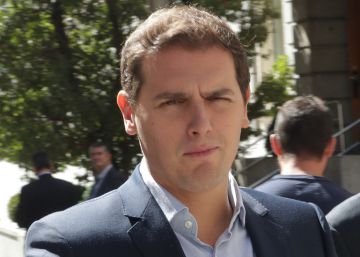 Rivera vuelve a señalar al PSOE en plena crisis catalana: “No esperábamos equidistancia” Rivera vuelve a señalar al PSOE en plena crisis catalana: “No esperábamos equidistancia”