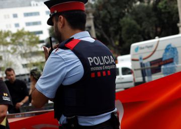 Dos 'mossos' interrogan a un miembro de la ANC que protesta por la prohibición del referéndum del 1-O.