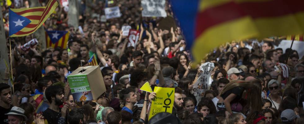El Ejecutivo estudia cómo obligar a los Mossos a cumplir sus órdenes para impedir el referéndum