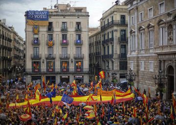 Milers de persones surten al carrer a tot Espanya per defensar la unitat