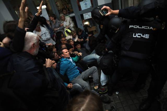 Agentes de la Policia Nacional desalojan el instituto Jaume Balmes, en Barcelona.