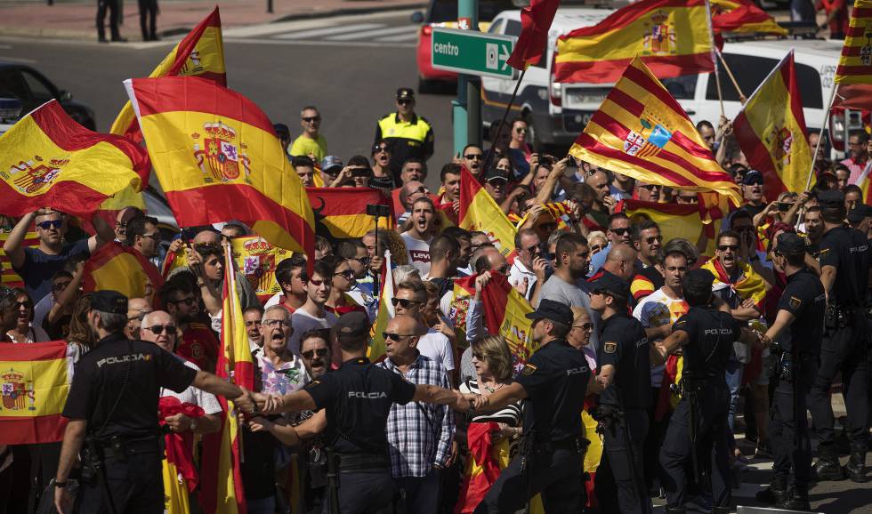 Banderas de España y de Aragón ante la asamblea de Podemos el pasado día 24.