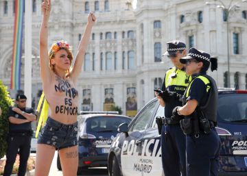 El fiscal pide 15 meses de cárcel para la activista de Femen que tiró una Constitución a Jorge Fernández Díaz