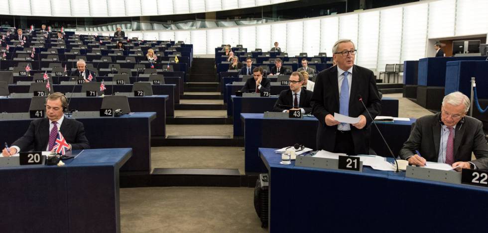 El presidente de la CE, Jean-Claude Juncker (2d), el pasado 3 de octubre en Estrasburgo.