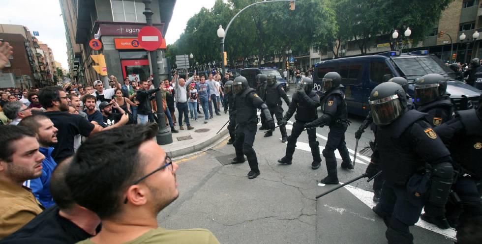 La Policía Nacional abre un cordón policial en el exterior de un colegio en Tarragona el 1 de octubre.