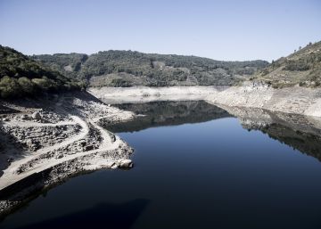 La sequía obliga a seguir abasteciendo con camiones cisterna a pueblos de al menos cinco autonomías La sequía obliga a seguir abasteciendo con camiones cisterna a pueblos de al menos cinco autonomías
