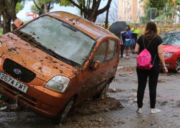 ’Un chaparrón deja calles anegadas, inundaciones, daños en vehículos y cortes de luz en Cádiz y Málaga ’Un chaparrón deja calles anegadas, inundaciones, daños en vehículos y cortes de luz en Cádiz y Málaga
