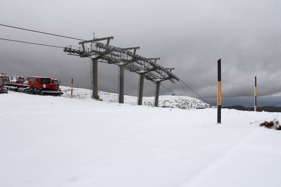 La estación de esquí de Sierra Nevada, que prevé abrir el próximo 25 de noviembre, ha recibido las primeras nieves.