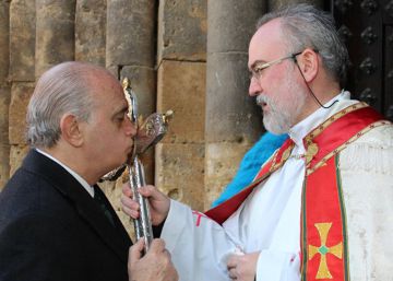 La Fiscalía del Supremo defiende que la Virgen del Amor conserve su medalla policial La Fiscalía del Supremo defiende que la Virgen del Amor conserve su medalla policial