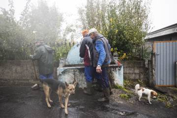 Tres vecinos restablecen el agua potable en el núcleo de As Fermosas (Carballeda).