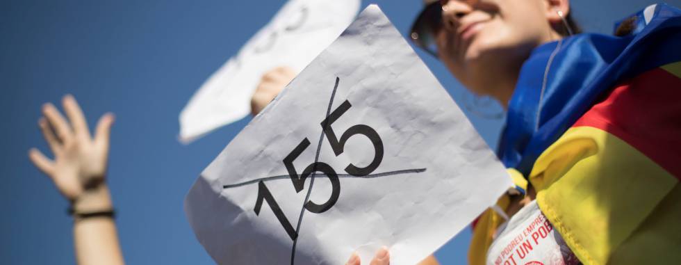 -FOTODELDIA-GRAF263. BARCELONA, 26102017.- Cientos de estudiantes universitarios y de secundaria se manifiestan este mediodía por el centro de Barcelona en protesta por la aplicación del artículo 155 y para pedir la liberación de Jordi Sànchez y Jordi Cuixart y que se proclame la independencia de Cataluña. EFEMarta Pérez