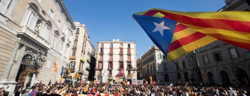 GRAF364 BARCELONA, 26102017.- Cientos de estudiantes universitarios y de secundaria que se manifiestaban este mediodía por el centro de Barcelona en protesta por la aplicación del artículo 155 y para pedir la liberación de Jordi Sànchez y Jordi Cuixart y que se proclame la independencia de Cataluña, se han concentrado ante el Palau de la Generalitat donde protestan por el posible anuncio de elecciones autonómicas . EFEMarta Pérez