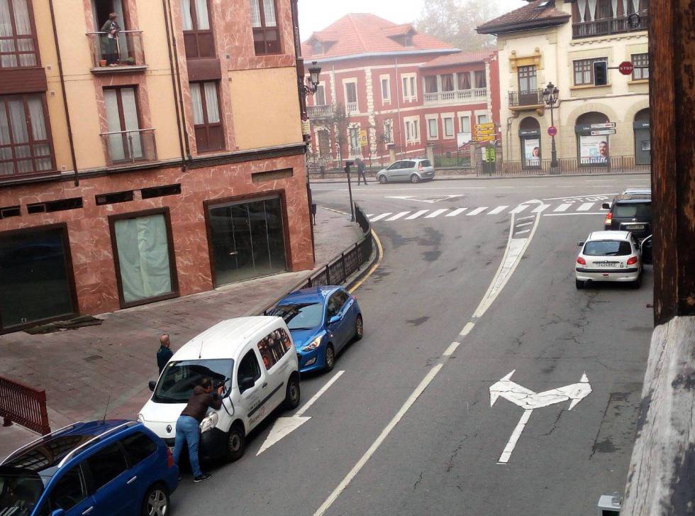 La Guardia Civil mantiene rodeada la sucursal de Liberbank. En la foto, un agente de paisano con metralleta.