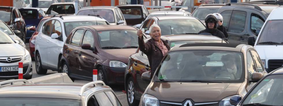 08112017 Corte de la autopista C-32 a la altura de Premià (Barcelona) a primera hora de la huelga en Cataluña. Foto: Joan Sánchez