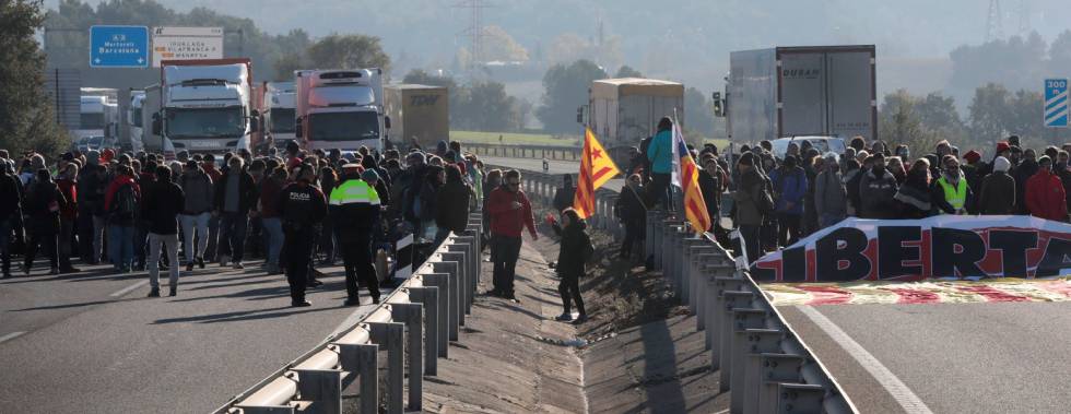 GRAF3213. BARCELONA, 08112017.- Vista de la retención de tráfico en la A-2 a la altura de Òdena (Barcelona) provocada por un grupo de manifestantes durante una nueva jornada de huelga general en Cataluña en la que una docena de carreteras se encuentran cortadas en algunos puntos debido a la acción de piquetes en el marco de la huelga general convocada en solitario por el sindicato minoritario Intersindical-CSC, entre ellas la AP-7, en Santa Perpètua de Mogoda (Barcelona); la A-2, en Sant Joan Despí (Barcelona), o la N-340, en Amposta (Tarragona). EFESusanna Sáez