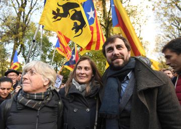 Más de mil personas arropan en Bruselas a tres exconsejeros huidos y piden la libertad de los presos